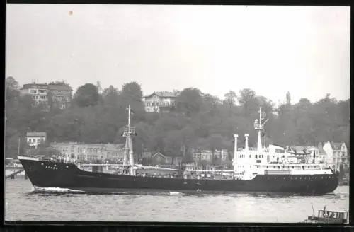 Fotografie Sowjetisches Frachtschiff Yelva in Fahrt auf der Unterelbe