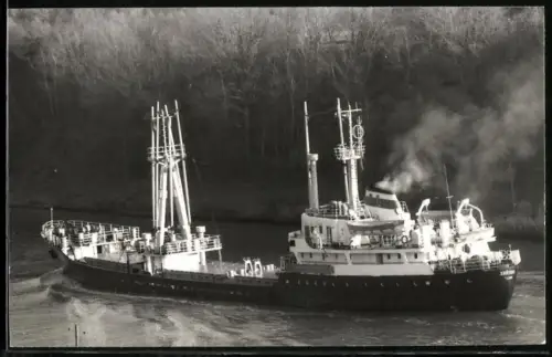 Fotografie Sowjetisches Küstenfrachtschiff Hiumaa aus Tallinn in Fahrt in einem Kanal