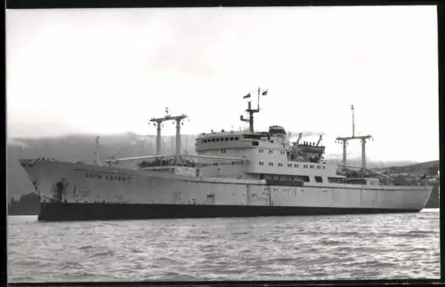 Fotografie Sowjetisches Kombischiff Henri Barbusse vor der Küste
