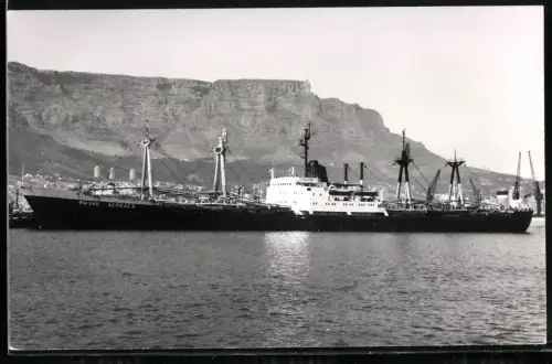 Fotografie Sowjetisches Frachtschiff Fizik Lebedev vor dem Tafelberg in Kapstadt