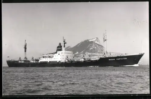 Fotografie Sowjetisches Frachtschiff Fizik Kurchatov von 1962 vor dem Felsen von Gibraltar