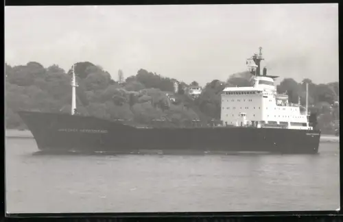 Fotografie Sowjetisches Frachtschiff Inzhener Nechiporenko aus Riga vor der Küste