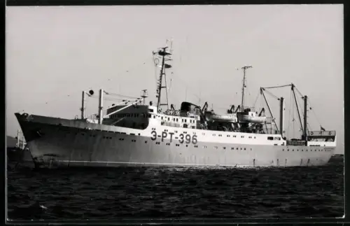 Fotografie Sowjetisches Fang- und Verarbeitungsschiff Iohannes Ruven aus Nikolajew, Kennung E-RT-396, vor Anker liegend