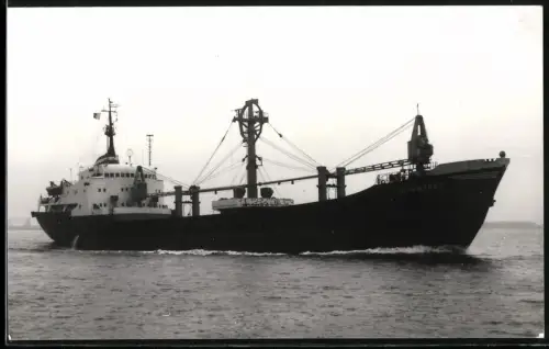 Fotografie Sowjetisches Frachtschiff Irbitles mit Schwertgut-Ladebäumen in Fahrt