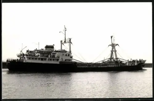 Fotografie Sowjetisches Frachtschiff Ivan Bolotnikov bei Fahrt durch einen Kanal