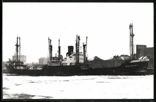 Fotografie Sowjetisches Frachtschiff Yushny Bug von 1955 im Hafen bei Eisgang