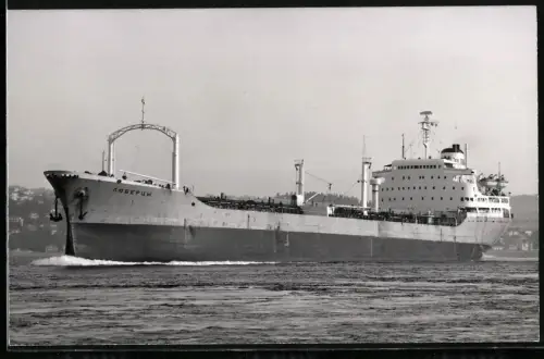 Fotografie Sowjetisches Tankschiff Lyubertsy von 1964 in Ballast hohe Fahrt laufend