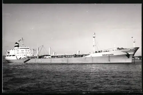Fotografie Sowjetisches Tankschiff Lissichansk von 1962 vor Anker liegend
