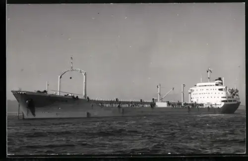 Fotografie Sowjetisches Tankschiff Lenino vor Anker liegend