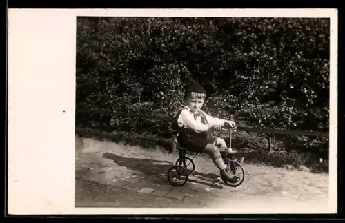 Foto-AK Kind in Tracht auf einem Dreirad