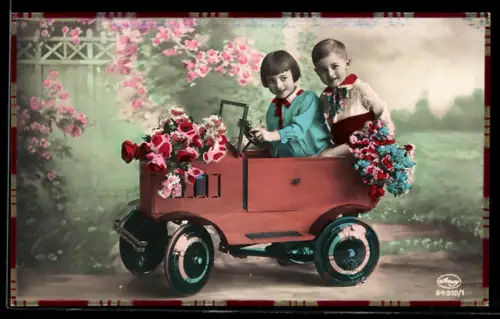AK Zwei Kinder mit Rosen und Vergissmeinnicht in einem Spielzeugauto