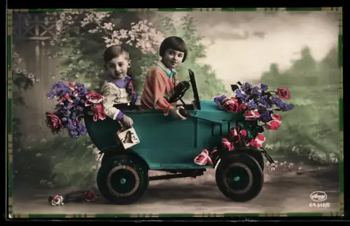 AK Zwei Kinder mit Rosen in einem Spielzeugauto