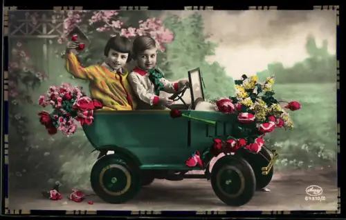 AK Zwei Kinder in einem mit Rosen geschmückten Spielzeugauto