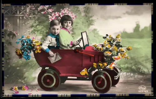 AK Zwei Kinder in einem blumengeschmückten Spielzeugauto