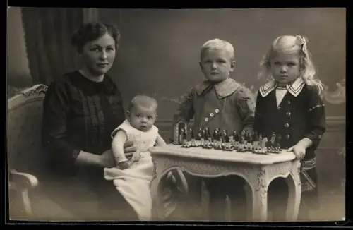 Foto-AK Mutter mit ihren drei Kindern und Zinnsoldaten