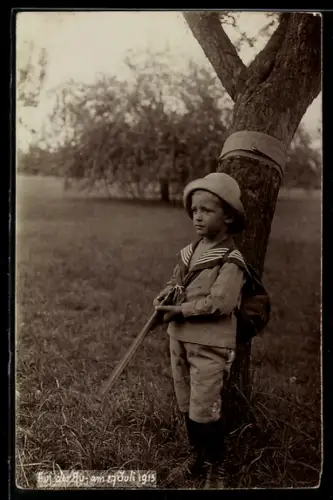 AK Kind im Matrosenanzug mit einem Spielzeuggewehr