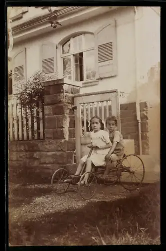 Foto-AK Zwei Kinder im Garten auf einem Holländer