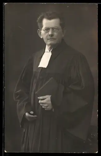 Foto-AK Geistlicher in Robe 1926