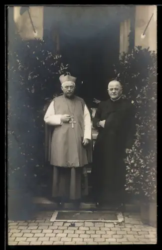 Foto-AK Zwei Geistliche auf einer Treppe stehend