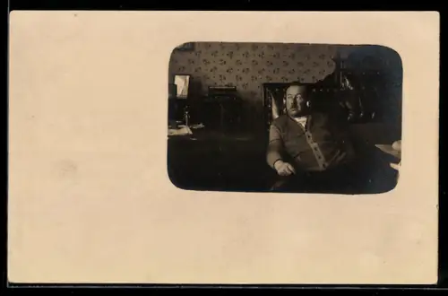 Foto-AK Mann sitzt auf einem Sessel und hört Radio