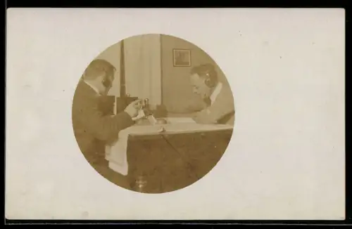 Foto-AK Zwei Männer hören Radio