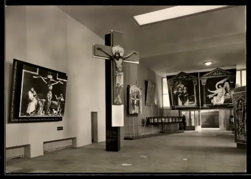 AK Berlin, 78. Deutscher Katholikentag 1958, Kreuz im Ausstellungsraum