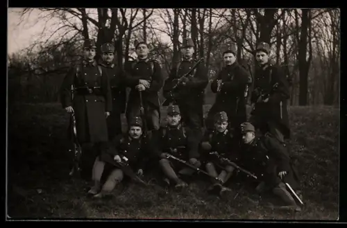 AK Österreichische Soldaten feldmarschmässig ausgerüstet mit Gewehr, 1914