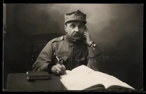 Foto-AK Österreichischer Soldat in Uniform mit Armbanduhr beim Schreiben seines Tagebuches