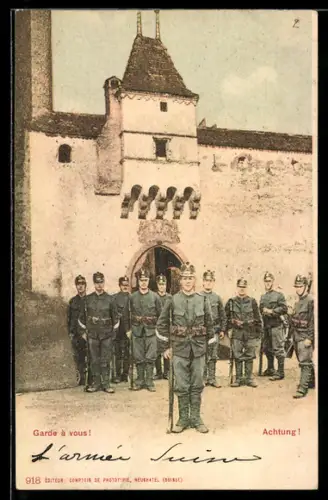 AK Schweizer Soldaten in Uniform und mit Gewehren in Habacht