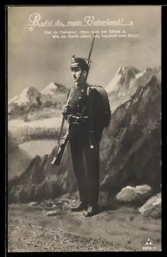 AK Schweizer Soldat in Uniform und mit geschultertem Gewehr vor Gebirgskulisse