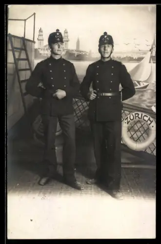 AK Schweizer Soldaten in Uniform vor einer Kulisse von Zürich