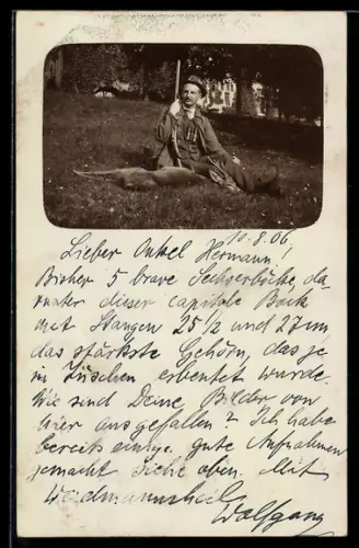 AK Jäger mit Fernglas und Jagdgewehr und erlegtem Reh, Jagd