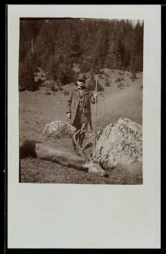 AK Jäger im Gebirge mit erlegtem Hirsch, Jagd
