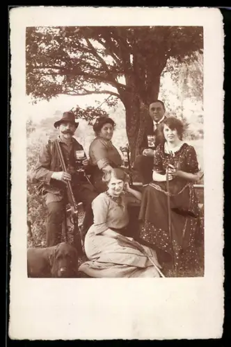 AK Jäger in Gesellschaft von Frauen beim Biertrinken, Jagd