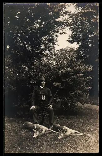 AK Jäger mit Gewehr und Fernglas und zwei erlegten Rehen, Jagd
