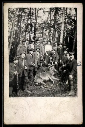 AK Jagdgesellschaft mit erlegtem Hirsch