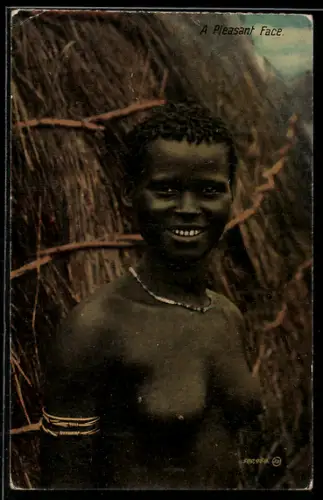 AK Lächelnde einheimische Frau vor ihrer Hütte