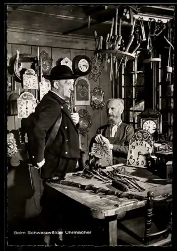 AK Innenraum einer Uhrmacherstube im Schwarzwald