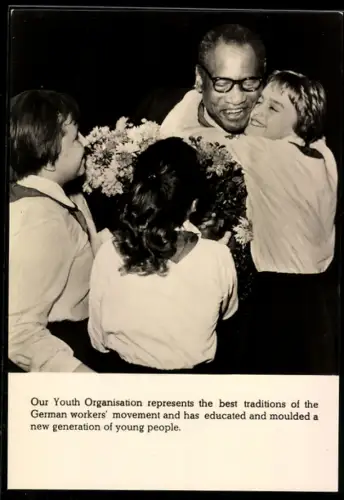 AK Musiker Paul Robeson wird von einem Fan umarmt