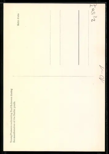 AK Musiker Paul Robeson wird von einem Fan umarmt