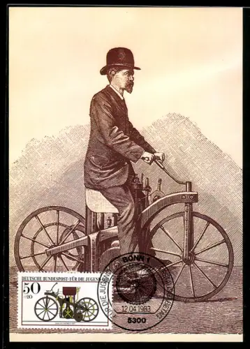 Maximum-AK Mann mit Hut sitzt auf einem Motorrad von Daimler-Maybach