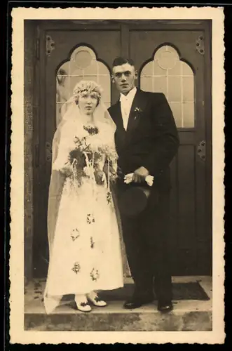 Foto-AK Hochzeitspaar vor einer Haustür