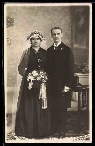 Foto-AK Hochzeitspaar in einem Zimmer, Brautschleier