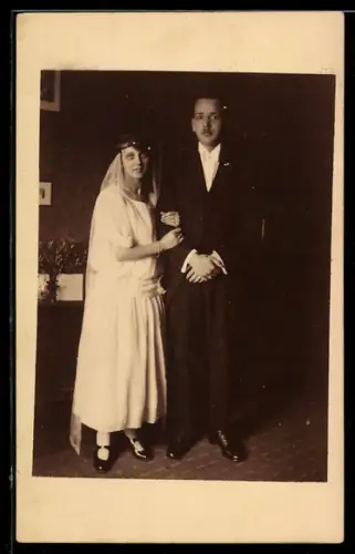 Foto-AK Hochzeitspaar in einem Zimmer, Portrait