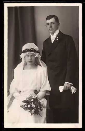 Foto-AK Enst blickendes Hochzeitspaar, Portrait