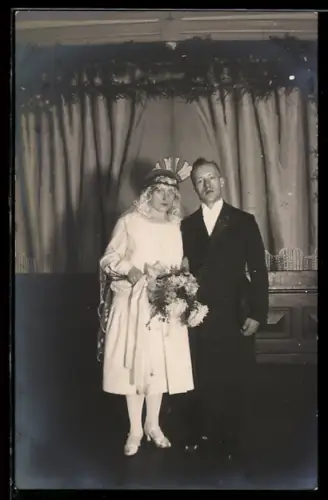 Foto-AK Hochzeitspaar vor einer Bühne
