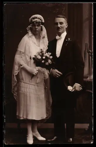 Foto-AK Hochzeitspaar mit Blumen