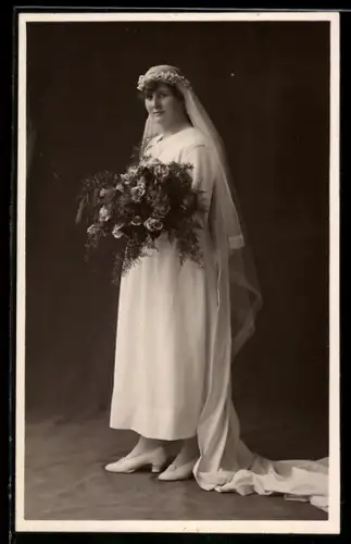 Foto-AK Braut mit Schleppe und Blumenstrauss