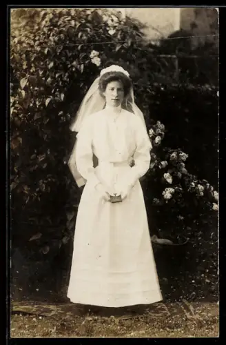 Foto-AK Braut mit Büchlein in einem Garten