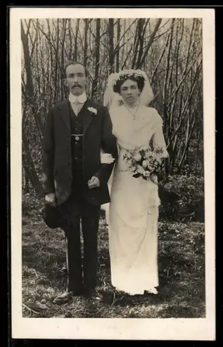 Foto-AK Hochzeitspaar vor kahlen Bäumen